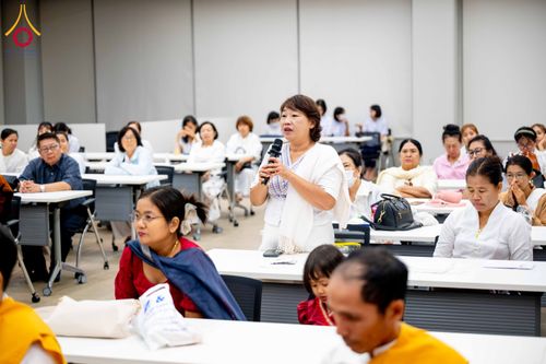 ภาพ No.313085:วันที่ 4 มีนาคม พ.ศ. 2559 หลวงพ่อทัตตชีโว รองเจ้าอาวาสวัดพระธรรมกาย ได้เมตตาถวายการต้อนรับปฏิสันถารพระอาคันตุกะจาก 19 ประเทศ ที่เดินทางมาร่วมงานวันมาฆบูชา ณ วัดพระธรรมกาย