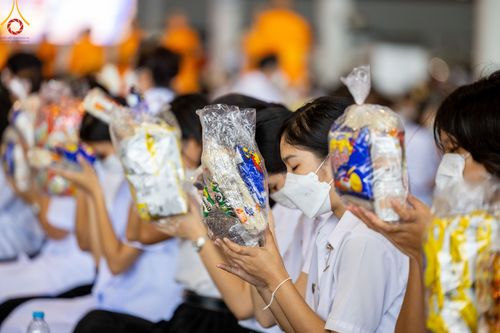 ภาพ No.78843:พิธีตักบาตร ข้าวสารอาหารแห้ง พิธีบูชาข้าวพระ ในวันอาทิตย์ต้นเดือนที่ 2 เมษายน พ.ศ. 2566