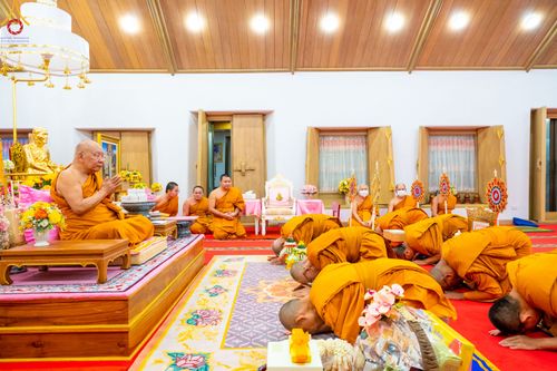 ภาพ No.78548:พิธีต้อนรับสัญญาบัตร พัดยศ ผ้าไตรและถวายมุทิตาสักการะฯ พระครูสิทธิรัตนวิเทศ และ พระครูวิเทศสันติคุณ วันอังคารที่ 28 มีนาคม พ.ศ. 2566 ณ อุโบสถวัดพระธรรมกาย