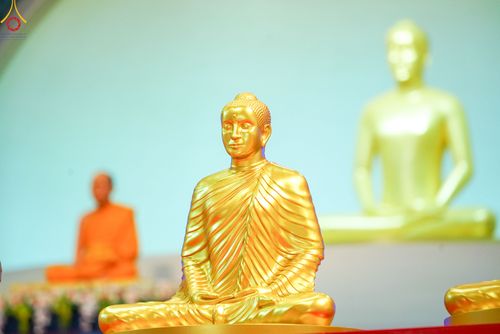 ภาพ No.78970:พิธีวางแผ่นจารึกชื่อ และพิธีวางพวงมาลัยสักการะพระบรมพุทธเจ้า ณ สภาธรรมกายสากล วัดพระธรรมกาย วันที่ 2 เมษายน พ.ศ. 2566