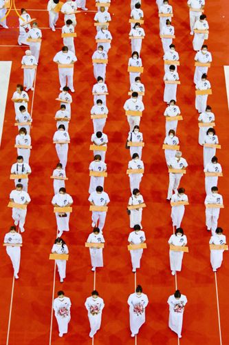 ภาพ No.86296:วันธรรมชัย ปีที่ 55 พิธีทอดผ้าป่ากฐินสมทบครั้งที่1, พิธีเจริญพุทธมนต์ ลูกนิมิตมหาสมบัติฯ พิธีจุดประทีป,พิธีฉลองชัยสวดมนต์บทธัมมจักกัปปวัตนสูตร วันอาทิตย์ที่ 27 สิงหาคม พ.ศ.2566 ณ สภาธรรมกายสากล / มหารัตนวิหารคด วัดพระธรรมกาย