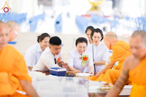 ภาพ No.329920:วันที่ 23 พฤษภาคม พ.ศ. 2569 พิธีถวายภัตตาหารเมนูสวรรค์ เพื่อการบรรลุธรรม ณ หอฉันคุณยายอาจารย์ฯ วัดพระธรรมกาย จังหวัดปทุมธานี