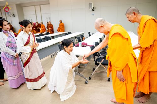 ภาพ No.323374:หลวงพ่อทัตตชีโว รองเจ้าอาวาสวัดพระธรรมกาย ถวายการต้อนรับปฏิสันถารคณะสงฆ์จากประเทศศรีลังกา