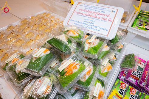 ภาพ No.303895:วันที่ 28 มกราคม พ.ศ. 2569 พิธีถวายภัตตาหารเป็นสังฆทาน แด่พระธรรมยาตรา ณ วัดพระธรรมกาย  จังหวัดปทุมธานี ในโครงการธรรมยาตรา กตัญญูบูชา มหาปูชนียาจารย์ พระมงคลเทพมุนี(สด จนฺทสโร) พระผู้ปราบมาร อนุสรณ์สถาน 7 แห่ง ปีที่ 14