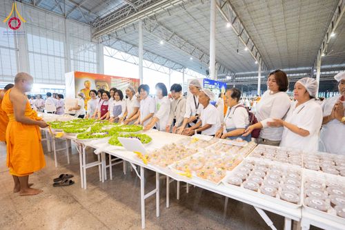 ภาพ No.303520:วันที่ 27 มกราคม พ.ศ. 2569 พิธีถวายภัตตาหารเป็นสังฆทาน แด่พระธรรมยาตรา ณ วัดพระธรรมกาย  จังหวัดปทุมธานี ในโครงการธรรมยาตรา กตัญญูบูชา มหาปูชนียาจารย์ พระมงคลเทพมุนี(สด จนฺทสโร) พระผู้ปราบมาร อนุสรณ์สถาน 7 แห่ง ปีที่ 14