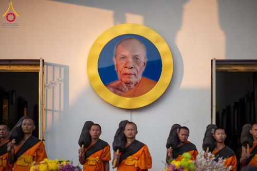 ภาพ No.297418:วันที่ 15 มกราคม พ.ศ.2569 พระธรรมยาตราปฏิบัติธรรมและถ่ายภาพหมู่ประวัติศาสตร์ อนุสรณ์สถานลำดับที่ 4 สถานที่เกิดด้วยกายธรรม  ณ วัดโบสถ์บน ต.บางคูเวียง จ.นนทบุรี ในโครงการธรรมยาตรา กตัญญูบูชา มหาปูชนียาจารย์ พระมงคลเทพมุนี(สด จนฺทสโร) พระผู้ปราบมาร อนุสรณ์ส