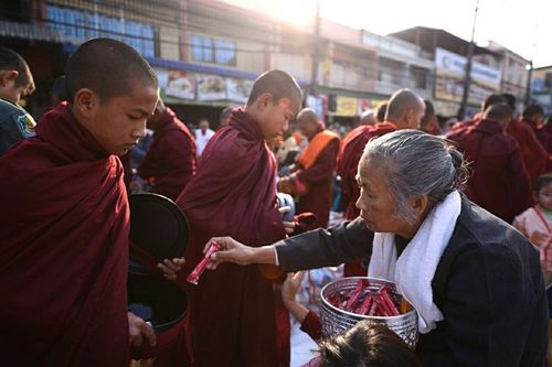 ภาพ No.15855:ประมวลภาพตักบาตรพระ 3 แผ่นดิน พระ 10,000 รูป ปีที่ 2 จ.เชียงราย