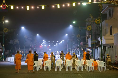 ภาพ No.311132:วันเสาร์ที่ 28 กุมภาพันธ์ พ.ศ. 2569 พิธีตักบาตรพระมหากุศล 11,250 รูป เฉลิมฉลอง 1,250 ปีศรีธรรมราชเจดีย์ สู่มรดกโลก ณ ถนนราชดำเนิน บริเวณหน้าวัดพระมหาธาตุวรมหาวิหาร อ.เมือง จ.นครศรีธรรมราช