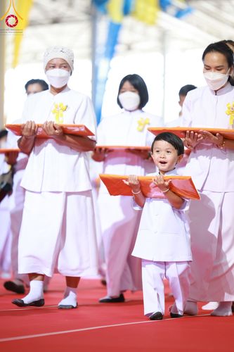 ภาพ No.86352:วันธรรมชัย ปีที่ 55 พิธีทอดผ้าป่ากฐินสมทบครั้งที่1, พิธีเจริญพุทธมนต์ ลูกนิมิตมหาสมบัติฯ พิธีจุดประทีป,พิธีฉลองชัยสวดมนต์บทธัมมจักกัปปวัตนสูตร วันอาทิตย์ที่ 27 สิงหาคม พ.ศ.2566 ณ สภาธรรมกายสากล / มหารัตนวิหารคด วัดพระธรรมกาย