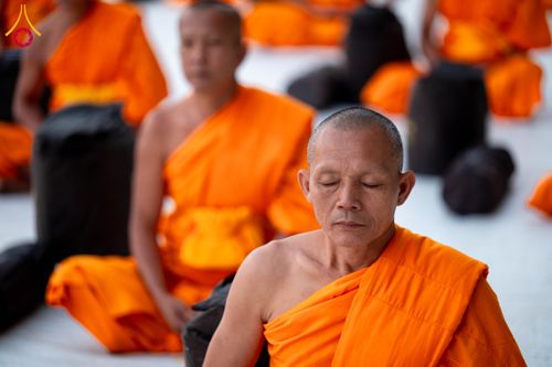 ภาพ No.290602:วันที่ 8 มกราคม พ.ศ. 2569 พระธรรมยาตราปฏิบัติธรรม และถ่ายภาพหมู่ประวัติศาสตร์ ในโครงการธรรมยาตรา กตัญญูบูชามหาปูชนียาจารย์ พระมงคลเทพมุนี(สด จนฺทสโร) พระผู้ปราบมาร อนุสรณ์สถาน 7 แห่ง ปีที่ 14 ณ อนุสรณ์สถานคลองบางนางแท่น อ.สามพราน จ.นครปฐม