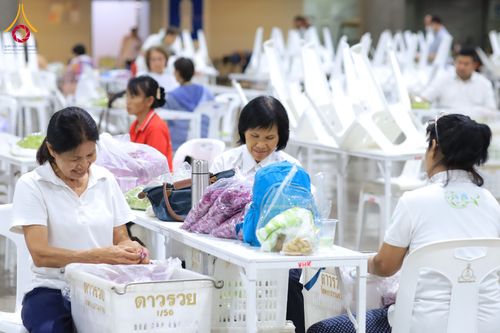 ภาพ No.303299:วันที่ 15-21 มกราคม พ.ศ.2569 ปลิดกลีบดอกเบญจทรัพย์ เพื่อโปรยต้อนรับพระธรรมยาตรา ในโครงการธรรมยาตรา กตัญญูบูชา มหาปูชนียาจารย์ พระมงคลเทพมุนี(สด จนฺทสโร) พระผู้ปราบมาร อนุสรณ์สถาน 7 แห่ง ปีที่ 14 ณ วิหารคด วัดพระธรรมกาย