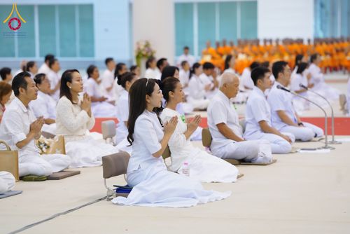 ภาพ No.285051:วันอาทิตย์ที่ 14 ธันวาคม พ.ศ.2568  พิธีปฏิบัติธรรม พิธีถวายภัตตาหารเป็นสังฆทาน พิธีมอบต้นสมบัติจักรพรรดิ ถวายแด่เจ้าอาวาสและประธานสงฆ์ 236 ศูนย์ส่งเสริมศีลธรรมทั่วโลก ณ สภาธรรมกายสากล วัดพระธรรมกาย