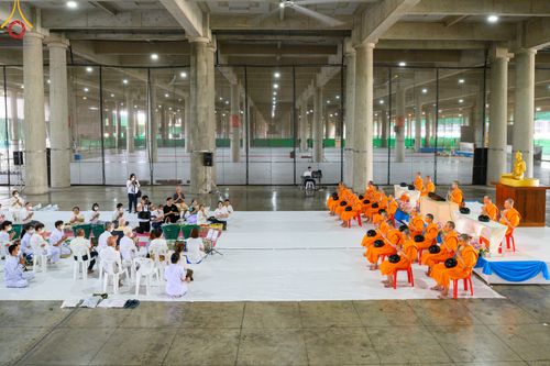 ภาพ No.82879:พิธีตักบาตรฉลองพระบวชใหม่  โครงการธรรมทายาทอุปสมบทหมู่อุดมศึกษา  รุ่นที่50 ภาคฤดูฝน วันเสาร์ที่ 24 มิถุนายน พ.ศ.2566 ณ มหารัตนวิหารคด คอร์ 6 วัดพระธรรมกาย