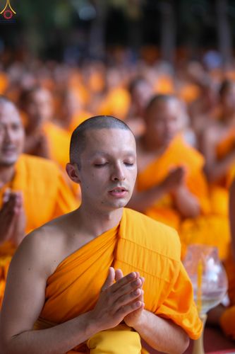 ภาพ No.290047:วันที่ 6 มกราคม พ.ศ. 2569 พิธีจุดประทีปถวายเป็นพุทธบูชา และบูชาธรรมมหาปูชนียาจารย์ (ภาพชุดที่ 2) ณ อนุสรณ์สถานมหาวิหารพระมงคลเทพมุนี (โลตัสแลนด์) อ.สองพี่น้อง จ.สุพรรณบุรี ในโครงการธรรมยาตรา กตัญญูบูชา มหาปูชนียาจารย์ พระมงคลเทพมุนี(สด จนฺทสโร) พระผู้ปรา