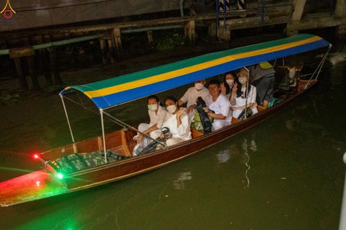 ภาพ No.297229:วันที่ 17 มกราคม พ.ศ. 2569 พิธีจุดประทีปถวายเป็นพุทธบูชา และบูชาธรรมมหาปูชนียาจารย์ (ภาพชุดที่ 2) ณ วัดโบสถ์บน ต.บางคูเวียง จ.นนทบุรี อนุสรณ์สถานลำดับที่ 4 สถานที่เกิดด้วยกายธรรม ในโครงการธรรมยาตรา กตัญญูบูชา มหาปูชนียาจารย์ พระมงคลเทพมุนี(สด จนฺทสโร) พร