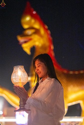 ภาพ No.302336:วันที่ 23 มกราคม พ.ศ. 2569 พิธีจุดประทีปธรรมถวายเป็นพุทธบูชา (ภาพชุดที่ 2) และบูชาธรรมมหาปูชนียาจารย์  ณ อนุสรณ์สถานลำดับที่ 5 สถานที่เผยแผ่วิชชาธรรมกายครั้งแรก อนุสรณ์สถานบางปลา วัดบางปลา อำเภอบางเลน จังหวัดนครปฐม ในโครงการธรรมยาตรา กตัญญูบูชา มหาปูชนีย