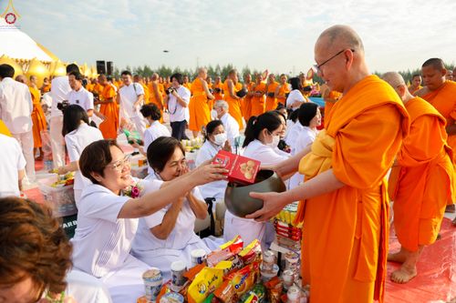 ภาพ No.302675:วันที่ 24 มกราคม พ.ศ. 2569 พิธีตักบาตรพระธรรมยาตรา(ภาพชุดที่ 2) ณ อนุสรณ์สถานลำดับที่ 5 สถานที่เผยแผ่วิชชาธรรมกายครั้งแรก อนุสรณ์สถานบางปลา วัดบางปลา อำเภอบางเลน จังหวัดนครปฐม ในโครงการธรรมยาตรา กตัญญูบูชา มหาปูชนียาจารย์ พระมงคลเทพมุนี(สด จนฺทสโร) พระผู
