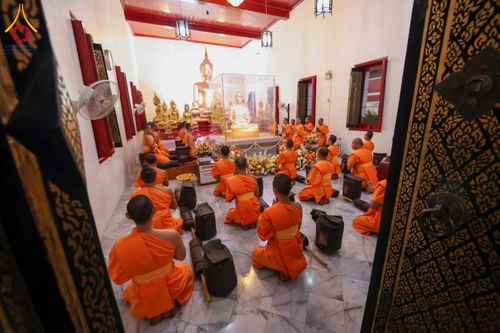 ภาพ No.297267:วันที่ 15 มกราคม พ.ศ.2569 พระธรรมยาตราปฏิบัติธรรมและถ่ายภาพหมู่ประวัติศาสตร์ อนุสรณ์สถานลำดับที่ 4 สถานที่เกิดด้วยกายธรรม  ณ วัดโบสถ์บน ต.บางคูเวียง จ.นนทบุรี ในโครงการธรรมยาตรา กตัญญูบูชา มหาปูชนียาจารย์ พระมงคลเทพมุนี(สด จนฺทสโร) พระผู้ปราบมาร อนุสรณ์ส