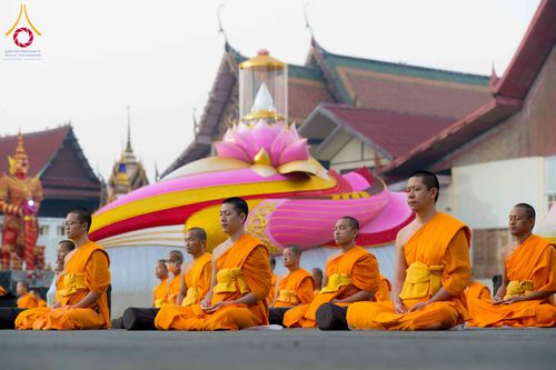 ภาพ No.297278:วันที่ 15 มกราคม พ.ศ.2569 พระธรรมยาตราปฏิบัติธรรมและถ่ายภาพหมู่ประวัติศาสตร์ อนุสรณ์สถานลำดับที่ 4 สถานที่เกิดด้วยกายธรรม  ณ วัดโบสถ์บน ต.บางคูเวียง จ.นนทบุรี ในโครงการธรรมยาตรา กตัญญูบูชา มหาปูชนียาจารย์ พระมงคลเทพมุนี(สด จนฺทสโร) พระผู้ปราบมาร อนุสรณ์ส