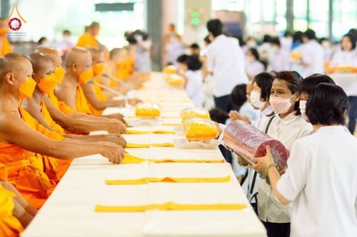 ภาพ No.121233:พิธีถวายภัตตาหารเป็นสังฆทาน แด่คณะพระธรรมยาตราฯ ในโครงการธรรมยาตรากตัญญูบูชา มหาปูชนียาจารย์ พระมงคลเทพมุนี(สด จนฺทสโร) พระผู้ปราบมาร อนุสรณ์สถาน 7 แห่ง ปีที่ 12 วันที่ 30 มกราคม พ.ศ. 2567 ณ สภาธรรมกายสากล วัดพระธรรมกาย