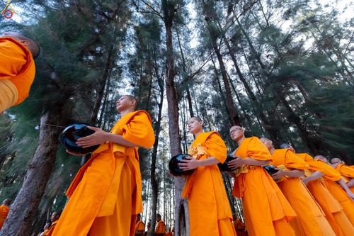 ภาพ No.289353:วันที่ 7 มกราคม พ.ศ. 2569 พิธีตักบาตรพระธรรมยาตรา ณ อนุสรณ์สถานลำดับที่ 1 สถานที่เกิดด้วยรูปกายเนื้อ อนุสรณ์สถานมหาวิหารพระมงคลเทพมุนี (โลตัสแลนด์) อ.สองพี่น้อง จ.สุพรรณบุรี ในโครงการธรรมยาตรา กตัญญูบูชา มหาปูชนียาจารย์ พระมงคลเทพมุนี(สด จนฺทสโร) พระผู้ป