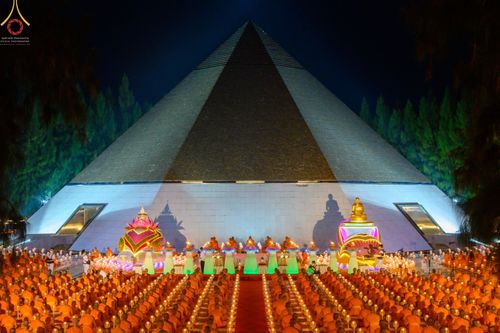 ภาพ No.69384:พิธีจุดประทีปถวายเป็นพุทธบูชา และบูชาธรรมมหาปูชนียาจารย์ ในโครงการธรรมยาตรากตัญญูบูชา มหาปูชนียาจารย์ พระมงคลเทพมุนี(สด จนฺทสโร) พระผู้ปราบมาร ปีที่ 11 ณ อนุสรณ์สถานมหาวิหารพระมงคลเทพมุนี อ.สองพี่น้อง จ.สุพรรณบุรี