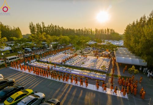 ภาพ No.106080:พิธีถวายภัตตาหารเป็นสังฆทาน แด่คณะพระธรรมยาตราฯ ในโครงการธรรมยาตรากตัญญูบูชา มหาปูชนียาจารย์ พระมงคลเทพมุนี(สด จนฺทสโร) พระผู้ปราบมาร อนุสรณ์สถาน 7 แห่ง ปีที่ 12 วันที่ 3 มกราคม พ.ศ. 2567 ณ อนุสรณ์สถานโลตัสแลนด์ จ.สุพรรณบุรี