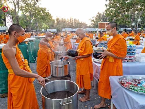 ภาพ No.106364:พิธีถวายภัตตาหารเป็นสังฆทาน แด่คณะพระธรรมยาตราฯ ในโครงการธรรมยาตรากตัญญูบูชา มหาปูชนียาจารย์ พระมงคลเทพมุนี(สด จนฺทสโร) พระผู้ปราบมาร อนุสรณ์สถาน 7 แห่ง ปีที่ 12 วันที่ 5 มกราคม พ.ศ. 2567 ณ อนุสรณ์สถานโลตัสแลนด์ จ.สุพรรณบุรี