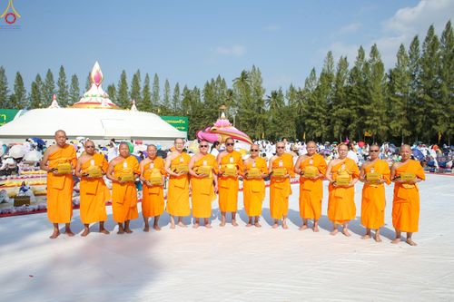 ภาพ No.300610:ภาพเบื้องหลังอาสาสมัครรวมใจ ชุดที่ 3 ในโครงการธรรมยาตรา กตัญญูบูชา มหาปูชนียาจารย์ พระมงคลเทพมุนี(สด จนฺทสโร) พระผู้ปราบมาร อนุสรณ์สถาน 7 แห่ง ปีที่ 14