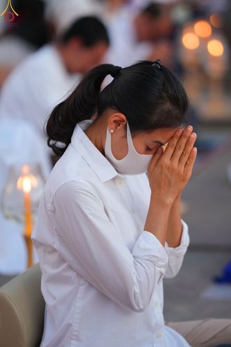 ภาพ No.73440:พิธีจุดประทีปถวายเป็นพุทธบูชา และบูชาธรรมมหาปูชนียาจารย์ ในโครงการธรรมยาตรากตัญญูบูชา มหาปูชนียาจารย์ พระมงคลเทพมุนี(สด จนฺทสโร) พระผู้ปราบมาร ปีที่ 11 ณ อนุสรณ์สถานลำดับที่ 4 สถานที่เกิดด้วยกายธรรม วัดโบสถ์ (บน) บางคูเวียง อ.บางกรวย จ.นนทบุรี วันที่ 21 