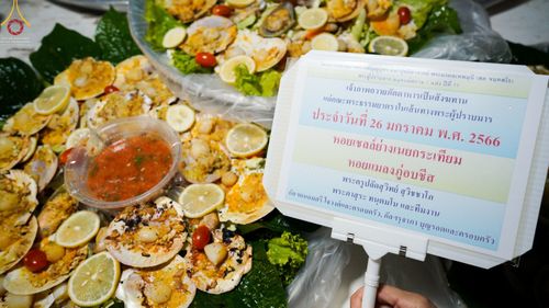 ภาพ No.74437:พิธีถวายภัตตาหารเป็นสังฆทาน แด่คณะพระธรรมยาตราฯ ในโครงการธรรมยาตรากตัญญูบูชา มหาปูชนียาจารย์ พระมงคลเทพมุนี(สด จนฺทสโร) พระผู้ปราบมาร อนุสรณ์สถาน 7 แห่ง ปีที่ 11 วันที่ 26 มกราคม พ.ศ. 2566