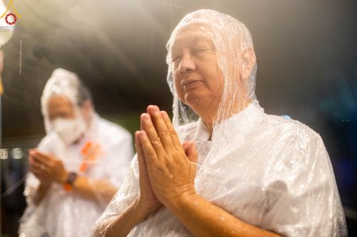 ภาพ No.89293:พิธีประดิษฐานรูปหล่อทองคำ  คุณยายอาจารย์มหารัตนอุบาสิกาจันทร์ ขนนกยูง ภายในมหาวิหารคุณยายอาจารย์ฯ เนื่องในวันครูผู้ค้นพบวิชชาธรรมกาย วันศุกร์ที่ 29 กันยายน พ.ศ. 2566 ณ วัดพระธรรมกาย จ.ปทุมธานี