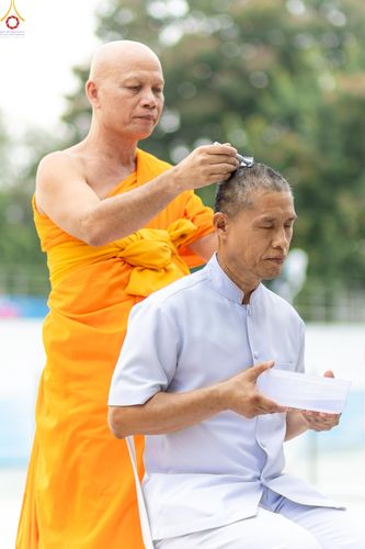 ภาพ No.330558:วันที่ 30 พฤษภาคม พ.ศ.2569 พิธีตัดปอยผมและปลงผม อุบาสกอุปสมบทอุทิศชีวิต 11 ท่าน (ภาพชุดที่ 2) ณ โบสถ์พระไตรปิฎก วัดพระธรรมกาย จังหวัดปทุมธานี