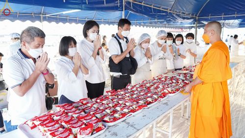 ภาพ No.73916:พิธีถวายภัตตาหารเป็นสังฆทาน แด่คณะพระธรรมยาตราฯ ในโครงการธรรมยาตรากตัญญูบูชา มหาปูชนียาจารย์ พระมงคลเทพมุนี(สด จนฺทสโร) พระผู้ปราบมาร อนุสรณ์สถาน 7 แห่ง ปีที่ 11 วันที่ 23 มกราคม พ.ศ. 2566