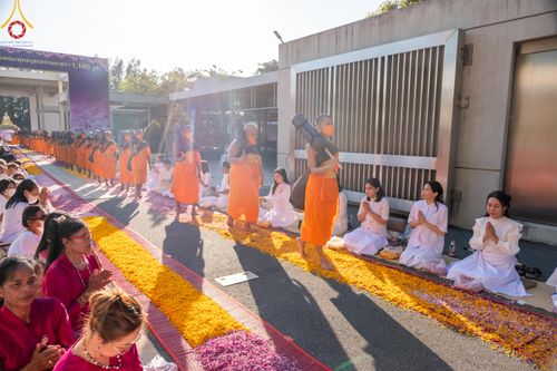 ภาพ No.105707:พิธีต้อนรับพระธรรมยาตรา ในโครงการธรรมยาตรากตัญญูบูชา มหาปูชนียาจารย์ พระมงคลเทพมุนี(สด จนฺทสโร) พระผู้ปราบมาร อนุสรณ์สถาน 7 แห่ง ปีที่ 12 วันที่ 3 มกราคม พ.ศ. 2567 ณ อนุสรณ์สถานโลตัสแลนด์ จ.สุพรรณบุรี