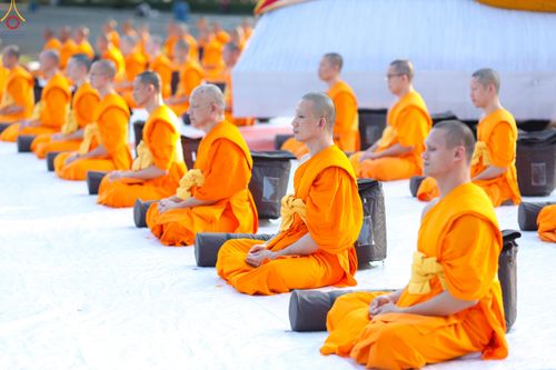 ภาพ No.281593:วันที่ 24 ธันวาคม พ.ศ.2568 พระธรรมยาตรา ปฏิบัติธรรม และถ่ายภาพหมู่ประวัติศาสตร์ ณ ลานหน้ามหาวิหารพระมงคลเทพมุนีฯ วัดพระธรรมกาย
