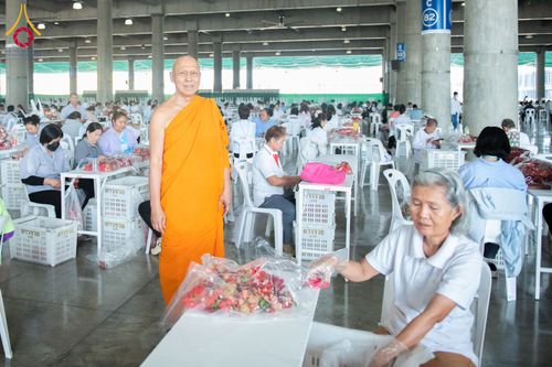 ภาพ No.279484:วันที่ 19-26 ธันวาคม พ.ศ. 2568 และ วันที่ 1 มกราคม พ.ศ.2569 รับบุญปลิดกลีบดอกไม้ เพื่อโปรยต้อนรับพระธรรมยาตรา