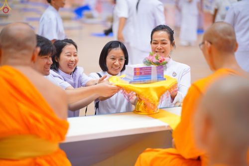 ภาพ No.329096:วันอาทิตย์ที่ 17 พฤษภาคม พ.ศ.2569 พิธีร่วมบุญการศึกษาพระภิกษุสามเณร (หนังสือบาลี นักธรรม ทางก้าวหน้า World-Pec) ณ ห้องแก้วสารพัดนึก 2 วัดพระธรรมกาย