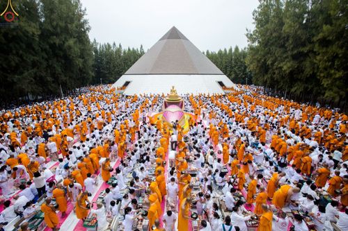ภาพ No.69732:พิธีตักบาตรพระธรรมยาตราฯ ในโครงการธรรมยาตรากตัญญูบูชา มหาปูชนียาจารย์ พระมงคลเทพมุนี(สด จนฺทสโร) พระผู้ปราบมาร ปีที่ 11 ณ อนุสรณ์สถานลำดับที่ 1 สถานที่เกิดด้วยรูปกายเนื้อ อนุสรณ์สถานมหาวิหารพระมงคลเทพมุนี อ.สองพี่น้อง จ.สุพรรณบุรี
