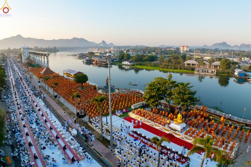 ภาพ No.284204:วันเสาร์ที่ 20 ธันวาคม พ.ศ.2568  พิธีตักบาตรพระ 10,000 รูป เนื่องในโอกาส 194 ปี จังหวัดกาญจนบุรี และอุทิศส่วนกุศลให้แด่บรรพชนทั้งหลาย บริเวณถนนสองแคว (Skywalk) เมืองกาญจนบุรี