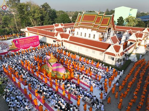 ภาพ No.73602:พิธีตักบาตรพระธรรมยาตราฯ ในโครงการธรรมยาตรากตัญญูบูชา มหาปูชนียาจารย์ พระมงคลเทพมุนี(สด จนฺทสโร) พระผู้ปราบมาร ปีที่ 11 ณ อนุสรณ์สถานลำดับที่ 4 สถานที่เกิดด้วยกายธรรม วัดโบสถ์ (บน) บางคูเวียง อ.บางกรวย จ.นนทบุรี วันที่ 22 มกราคม พ.ศ. 2566