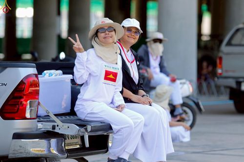 ภาพ No.296011:ภาพเบื้องหลังอาสาสมัครรวมใจ ชุดที่ 1 ในโครงการธรรมยาตรา กตัญญูบูชา มหาปูชนียาจารย์ พระมงคลเทพมุนี(สด จนฺทสโร) พระผู้ปราบมาร อนุสรณ์สถาน 7 แห่ง ปีที่ 14