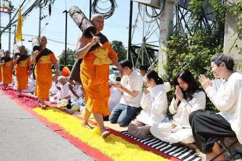 ภาพ No.304205:วันที่ 25 มกราคม พ.ศ. 2569 พิธีต้อนรับพระธรรมยาตรา  รร.สามัคคีราษฏร์บำรุง-วัดพระธรรมกาย ในโครงการธรรมยาตรา กตัญญูบูชา มหาปูชนียาจารย์ พระมงคลเทพมุนี(สด จนฺทสโร) พระผู้ปราบมาร อนุสรณ์สถาน 7 แห่ง ปีที่ 14