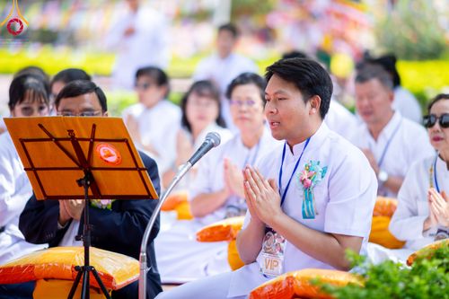 ภาพ No.314174:วันจันทร์ที่ 16 มีนาคม พ.ศ. 2569 พิธีถวายบาตรอัฐบริขาร และพิธีขอนิสัยแก่สามเณรธรรมทายาท 500 รูป ณ วิหารมายาเทวี ประเทศเนปาล