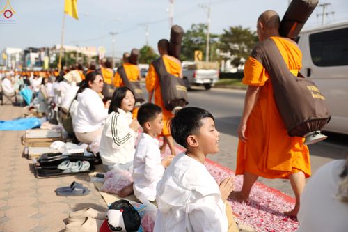 ภาพ No.287729:วันที่ 3 มกราคม พ.ศ. 2569 พิธีต้อนรับพระธรรมยาตรา ครั้งที่ 2 (ภาพชุดที่ 2) ในโครงการธรรมยาตรา กตัญญูบูชา มหาปูชนียาจารย์ พระมงคลเทพมุนี(สด จนฺทสโร) พระผู้ปราบมาร อนุสรณ์สถาน 7 แห่ง ปีที่ 14 ณ อนุสรณ์สถานมหาวิหารพระมงคลเทพมุนี (โลตัสแลนด์) อ.สองพี่น้อง จ.