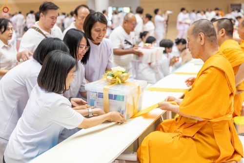 ภาพ No.280602:วันที่ 28 ธันวาคม พ.ศ.2568 พิธีถวายอุปกรณ์ทำความสะอาด ณ ห้องแก้วสารพัดนึก วัดพระธรรมกาย