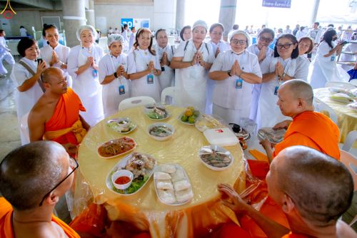 ภาพ No.325865:วันที่ 22 เมษายน พ.ศ.2569(วันคุ้มครองโลก) งานถวายมหาสังฆทาน 40,000 กว่าวัดทั่วประเทศ เจ้าหน้าที่ สาธุชน ร่วมใจจัดเตรียมภัตตาหารเพล (ชุด 2)