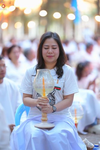 ภาพ No.290031:วันที่ 6 มกราคม พ.ศ. 2569 พิธีจุดประทีปถวายเป็นพุทธบูชา และบูชาธรรมมหาปูชนียาจารย์ (ภาพชุดที่ 2) ณ อนุสรณ์สถานมหาวิหารพระมงคลเทพมุนี (โลตัสแลนด์) อ.สองพี่น้อง จ.สุพรรณบุรี ในโครงการธรรมยาตรา กตัญญูบูชา มหาปูชนียาจารย์ พระมงคลเทพมุนี(สด จนฺทสโร) พระผู้ปรา