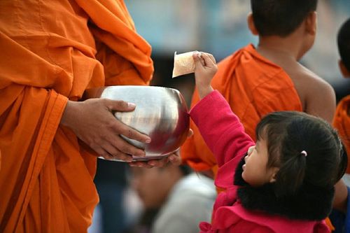 ภาพ No.15854:ประมวลภาพตักบาตรพระ 3 แผ่นดิน พระ 10,000 รูป ปีที่ 2 จ.เชียงราย