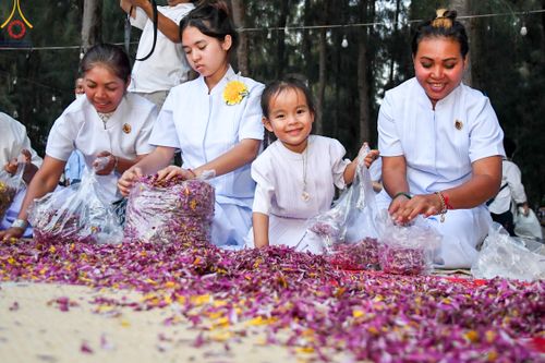 ภาพ No.105788:พิธีต้อนรับพระธรรมยาตรา ในโครงการธรรมยาตรากตัญญูบูชา มหาปูชนียาจารย์ พระมงคลเทพมุนี(สด จนฺทสโร) พระผู้ปราบมาร อนุสรณ์สถาน 7 แห่ง ปีที่ 12 วันที่ 3 มกราคม พ.ศ. 2567 ณ อนุสรณ์สถานโลตัสแลนด์ จ.สุพรรณบุรี